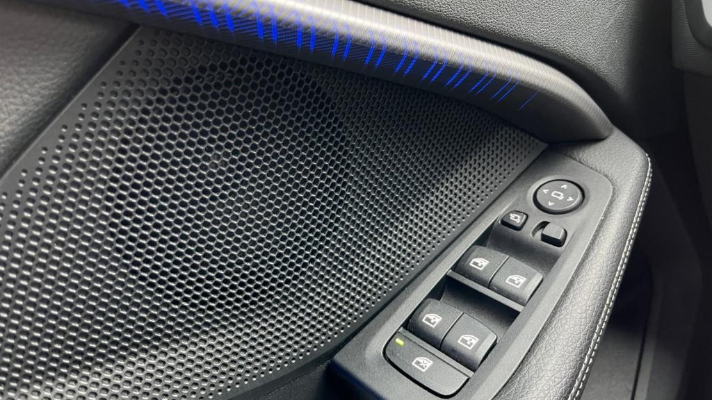 BMW SERIE 1 135i xDrive - BVA Sport  BERLINE F40 M Performance 