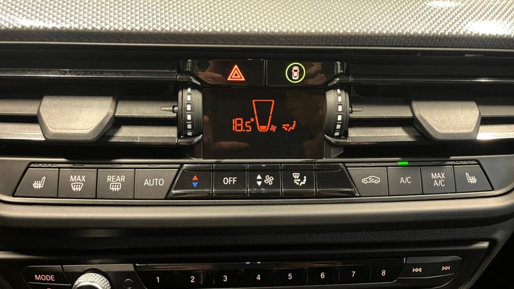 BMW SERIE 1 120i - DKG  BERLINE F40 Luxury 