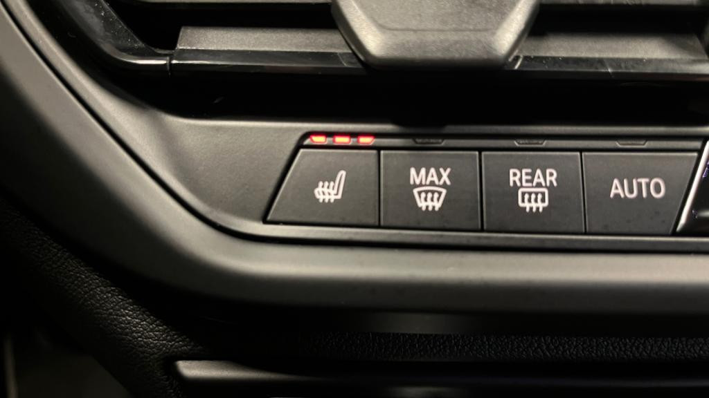 BMW SERIE 1 120i - DKG  BERLINE F40 Luxury 