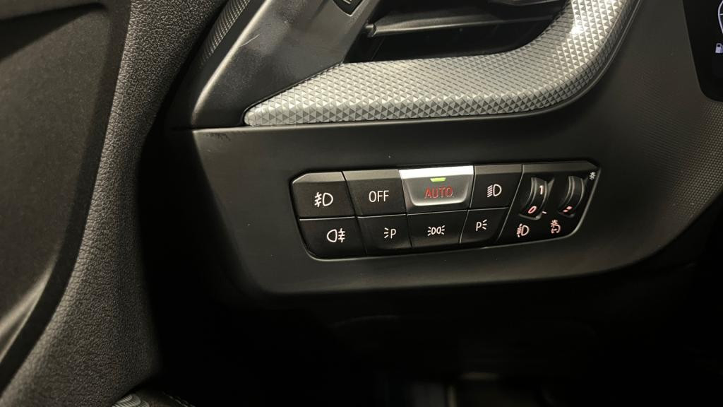 BMW SERIE 1 120i - DKG  BERLINE F40 Luxury 