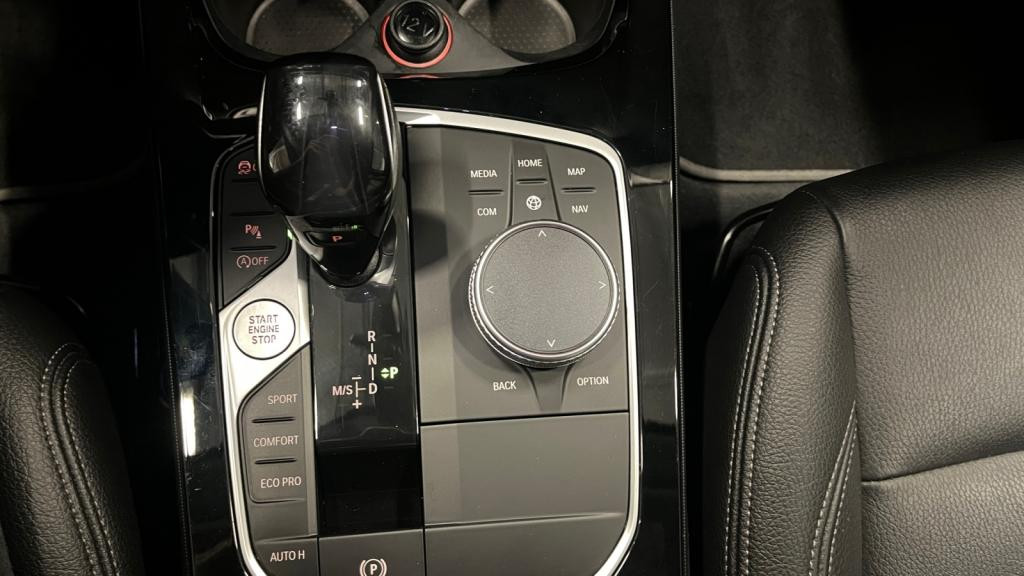 BMW SERIE 1 120i - DKG  BERLINE F40 Luxury 