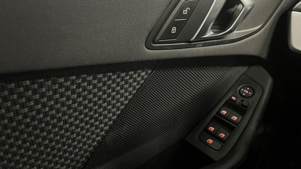 BMW SERIE 1 116i - DKG  BERLINE F40 Lounge 