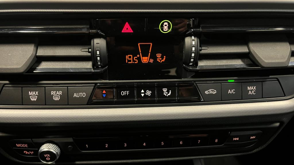 BMW SERIE 1 116i - DKG  BERLINE F40 Lounge 