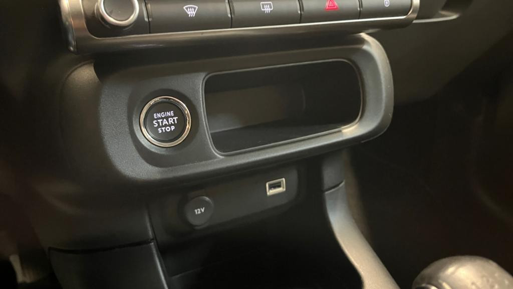 Nouvelle CITROEN C3  1.2 PureTech 12V - 83 S&S  BERLINE Shine PHASE 2