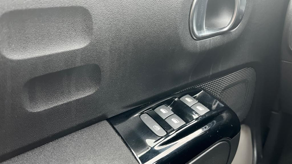 Nouvelle CITROEN C3  1.2 PureTech 12V - 83 S&S  BERLINE Shine PHASE 2