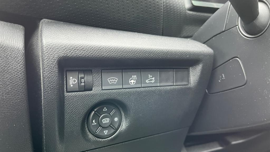 Nouvelle CITROEN C4 BlueHDi 130 EAT8 Max - Pack Lounge - Ambiance Hype Black - Attelage