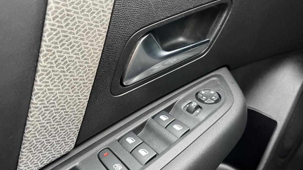 Nouvelle CITROEN C4 BlueHDi 130 EAT8 Max - Pack Lounge - Ambiance Hype Black - Attelage