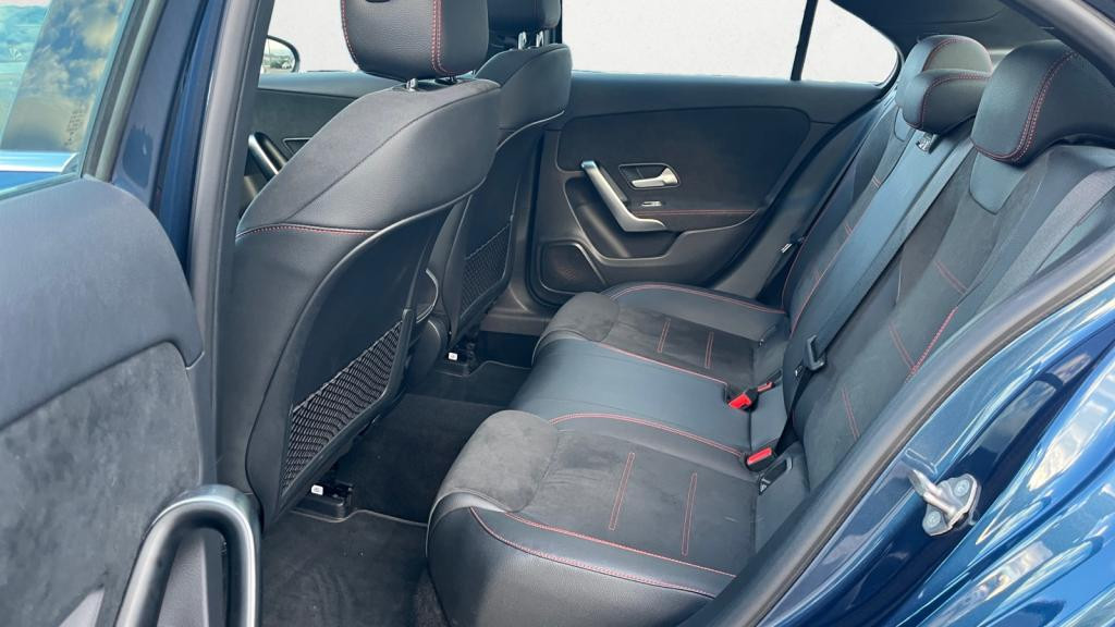 MERCEDES CLASSE A Berline A 180  AMG Line - Toit Panoramique