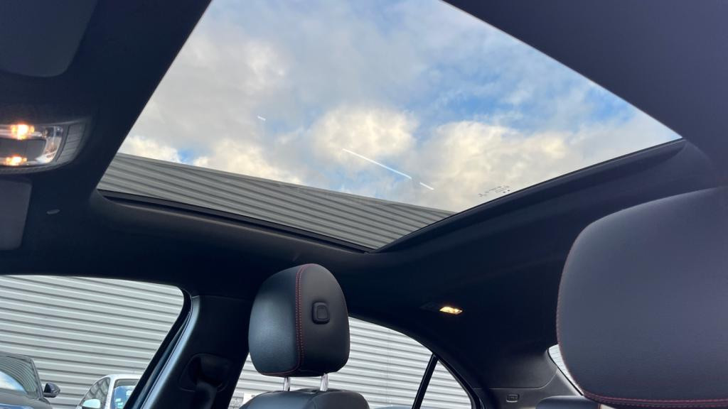 MERCEDES CLASSE A Berline A 180  AMG Line - Toit Panoramique