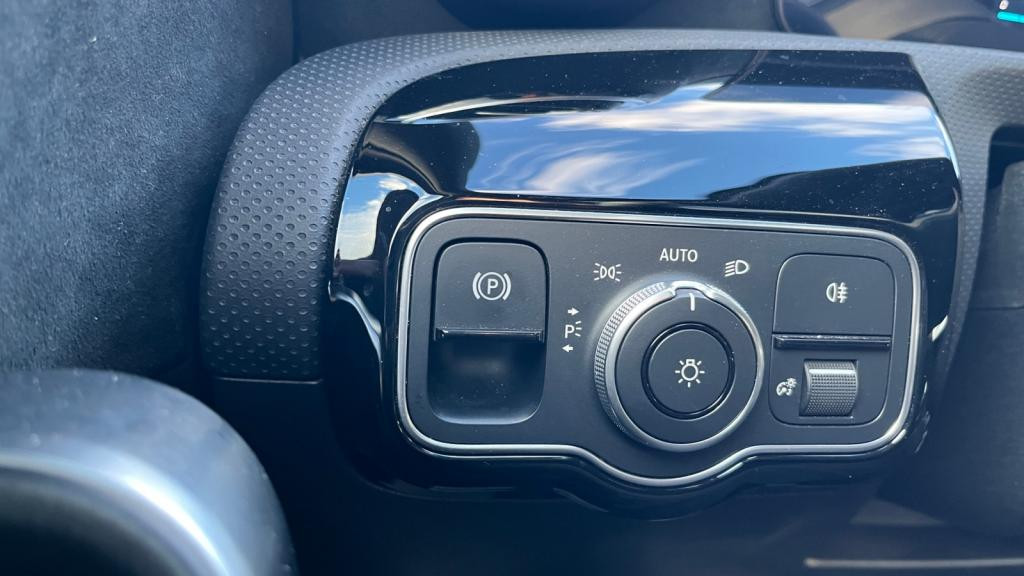 MERCEDES CLASSE A Berline A 180  AMG Line - Toit Panoramique