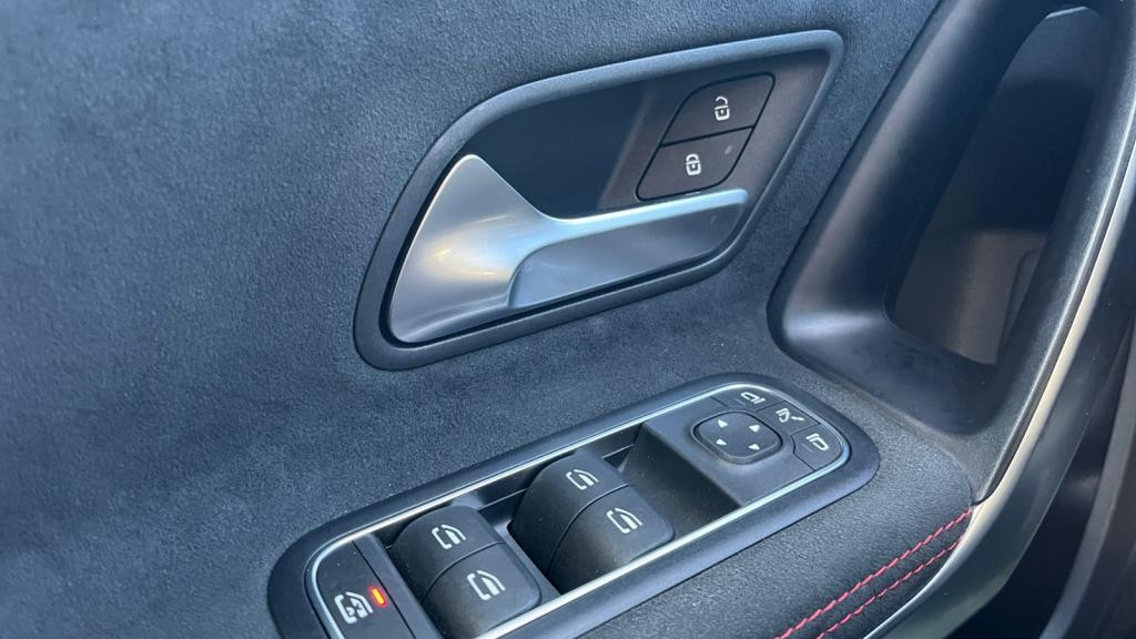 MERCEDES CLASSE A Berline A 180  AMG Line - Toit Panoramique