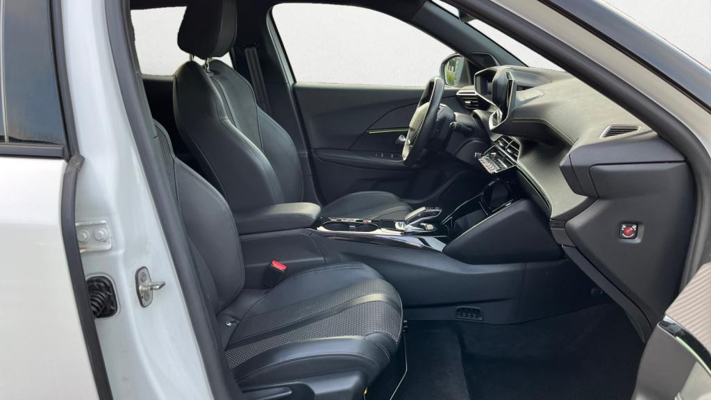 PEUGEOT 2008 e -136-  GT 