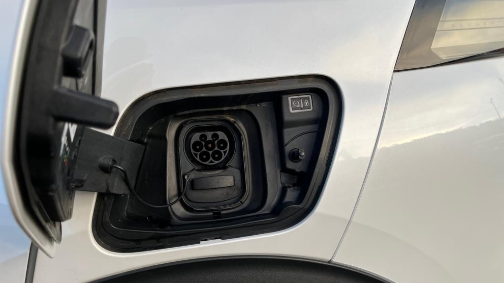 PEUGEOT 2008 e -136-  GT 