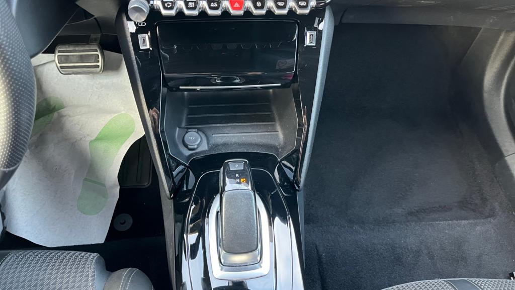 PEUGEOT 2008 e -136-  GT 