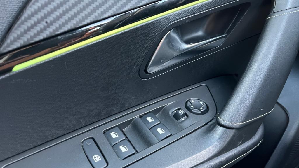 PEUGEOT 2008 e -136-  GT 