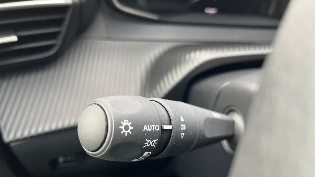 Nouvelle PEUGEOT 208  1.2i PureTech 12V S&S - 100  II BERLINE Allure PHASE 2