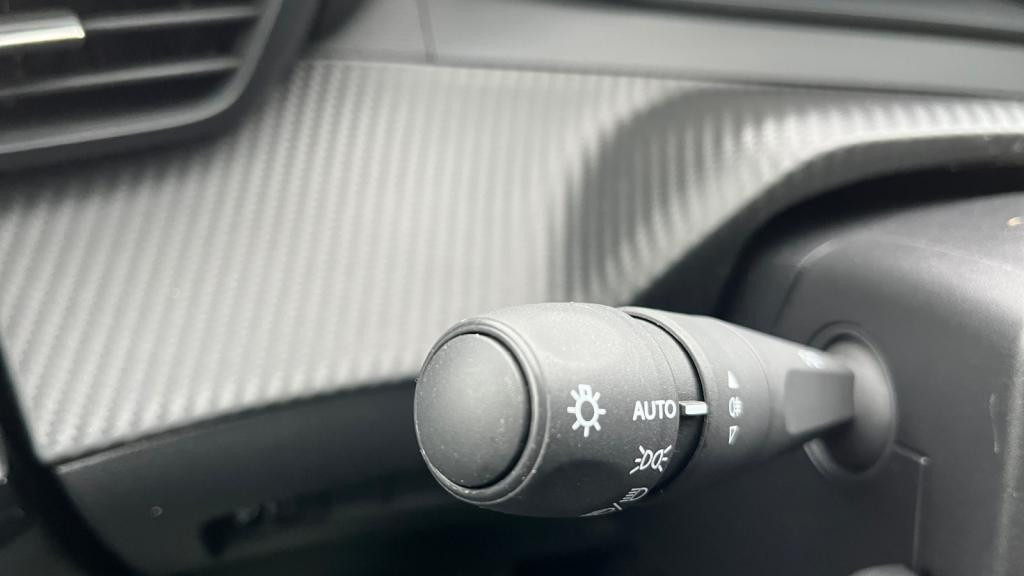 Nouvelle PEUGEOT 208  1.2i PureTech 12V S&S - 100  II BERLINE Allure PHASE 2