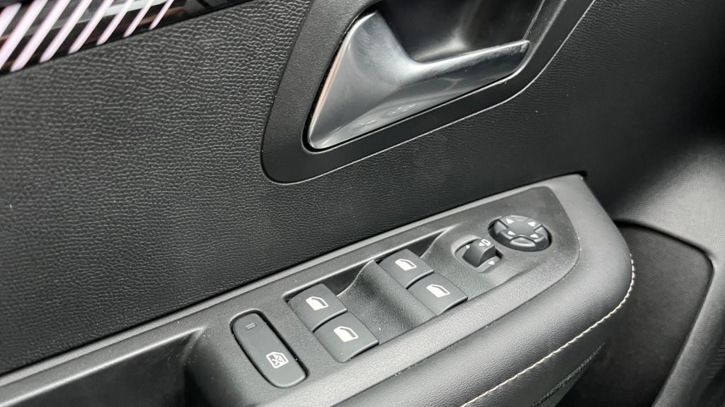 Nouvelle PEUGEOT 208  1.2i PureTech 12V S&S - 100  II BERLINE Allure PHASE 2