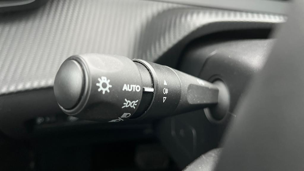 Nouvelle PEUGEOT 208 e- - 136  II BERLINE Active Pack