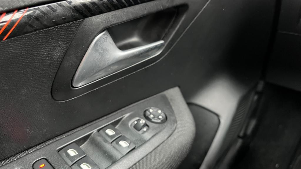 Nouvelle PEUGEOT 208 e- - 136  II BERLINE Active Pack