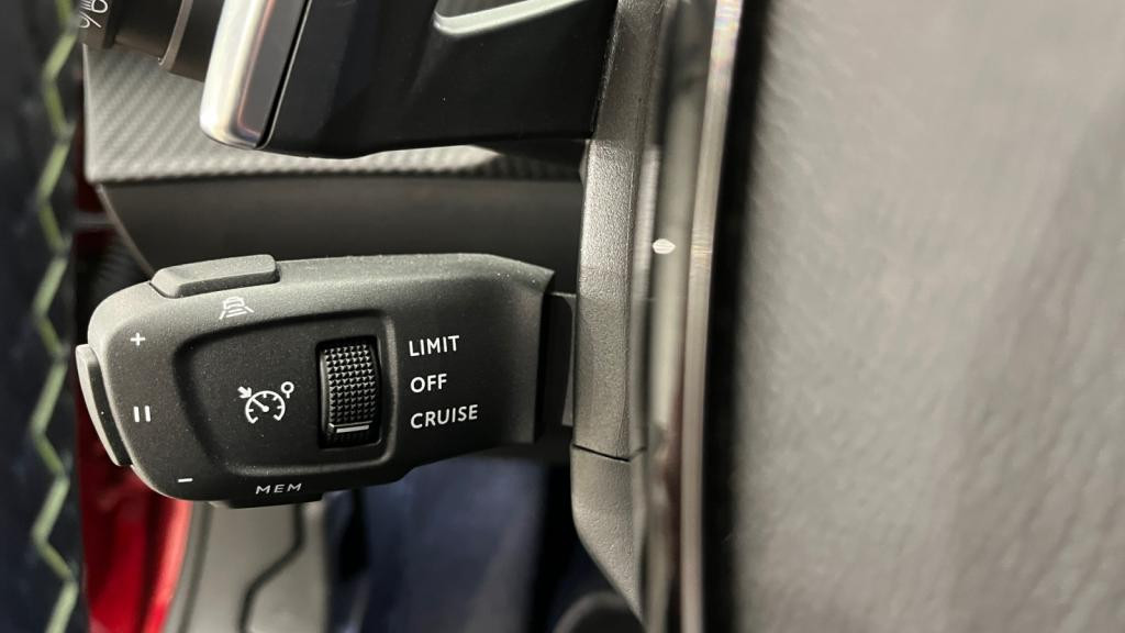 Nouvelle PEUGEOT 2008 Hybrid 145 e-DCS6 GT - Pack Alcantara Executive - Pack Vision & Navigation & Drive Assiste