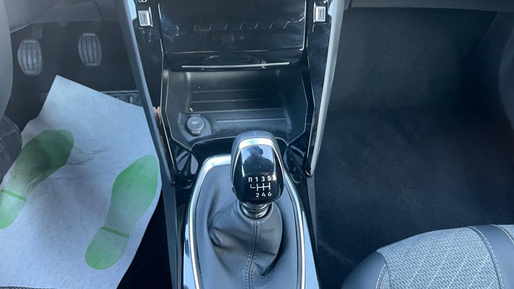 Nouvelle PEUGEOT 2008  1.2i PureTech 12V S&S - 100  II Allure PHASE 2