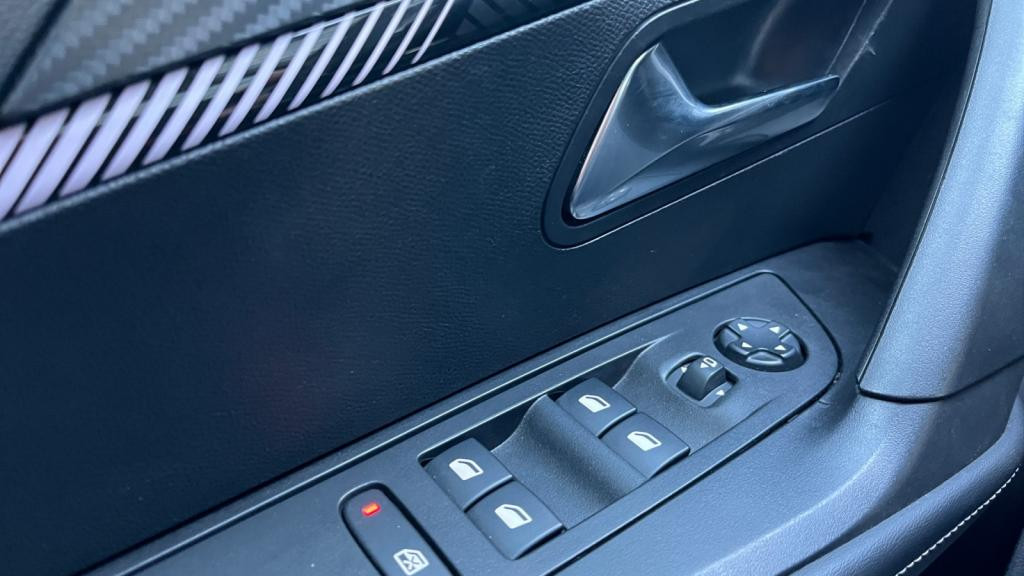 Nouvelle PEUGEOT 2008  1.2i PureTech 12V S&S - 100  II Allure PHASE 2