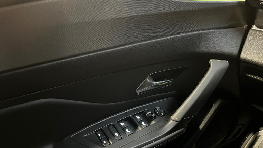 Nouvelle PEUGEOT 308  1.2i PureTech 12V S&S - 130 - EAT8  III BERLINE GT 