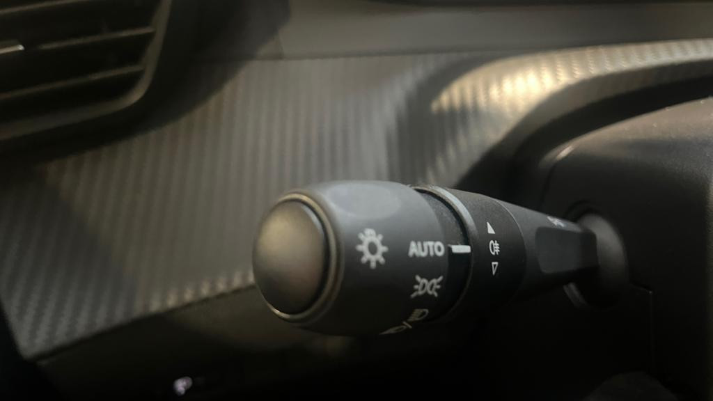 Nouvelle PEUGEOT 208  1.2i PureTech 12V S&S - 100  II BERLINE Allure PHASE 2