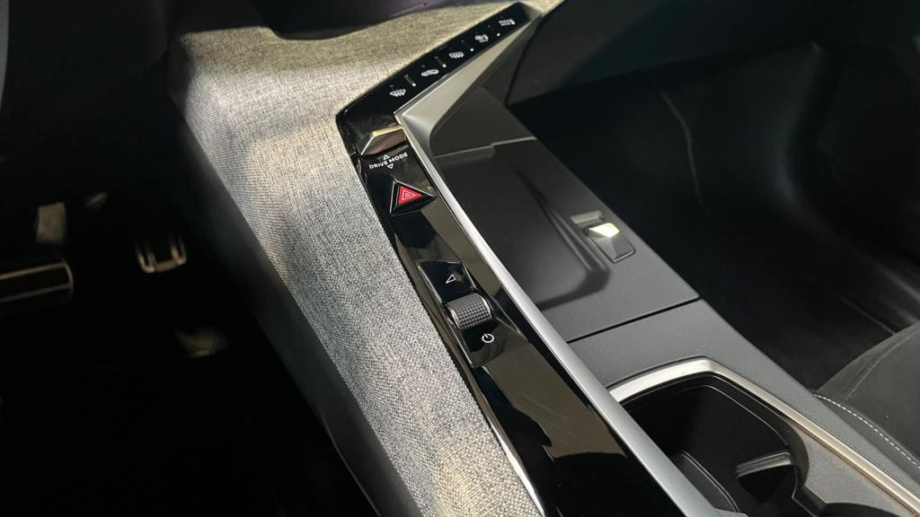 Nouvelle PEUGEOT 3008  1.2i Hybrid - 145 - e-DCS6  III GT 