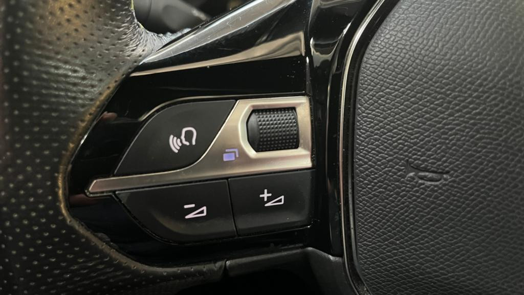 PEUGEOT 208 BlueHDi 100 II GT - Toit Panoramique - Sièges Chauffants - Entretien Complet