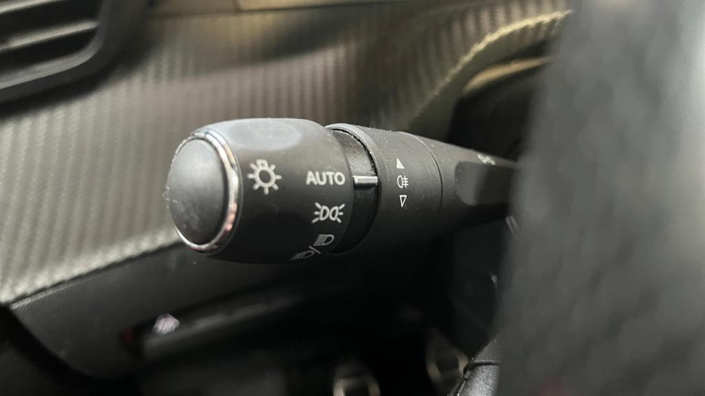 PEUGEOT 208 BlueHDi 100 II GT - Toit Panoramique - Sièges Chauffants - Entretien Complet